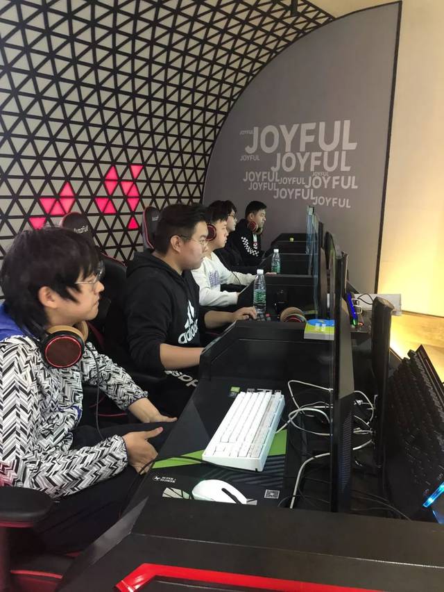 防守两端的 防守两端的